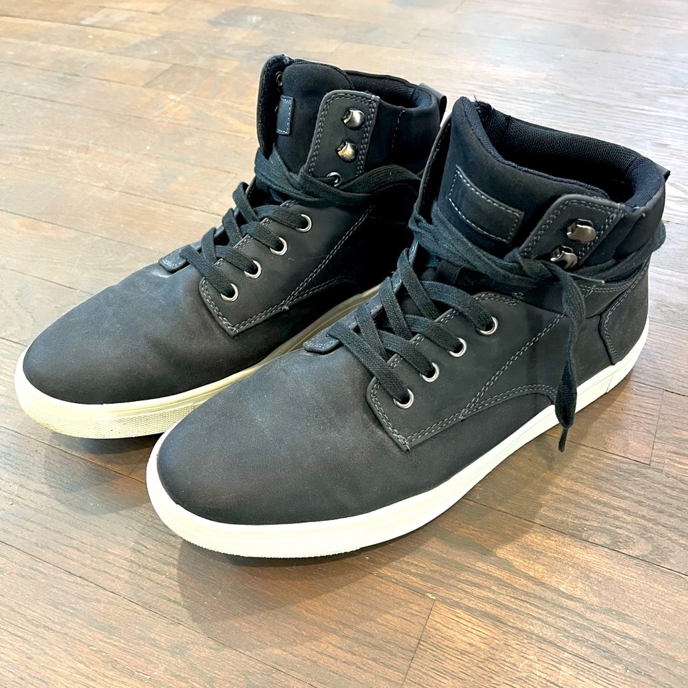 Men’s ‘Drew’ high-top boots in dark grey. Size 10.